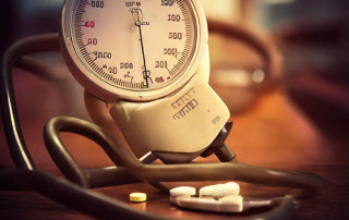 Visok krvni pritisak (hipertenzija): Razumevanje, prevencija i prirodna podrška zdravlju srca